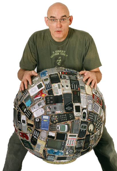 Chargement de "Flash Gear" : totem cybertrash de et avec Rémy Tassou.