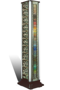 Œuvre nommée "Hal" : sculpture cybertrash (totem) du sculpteur Rémy Tassou. Vue principale.