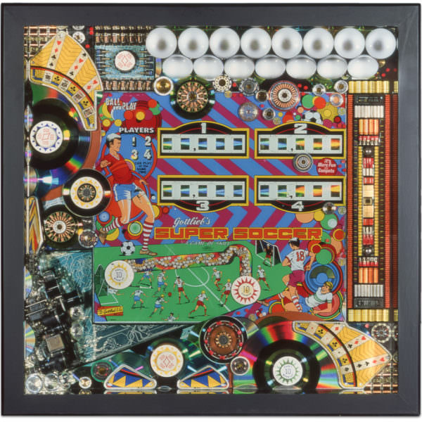 Œuvre nommée "Super Soccer" : sculpture cybertrash (totem) du sculpteur Rémy Tassou. Vue principale.