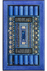 Œuvre nommée "Bluetooth" : sculpture murale cybertrash du sculpteur Rémy Tassou. Vue principale.