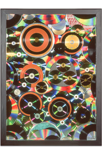 Œuvre nommée "Microsillon" : sculpture murale cybertrash du sculpteur Rémy Tassou. Vue principale.