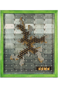 Œuvre nommée "Virus" : sculpture cybertrash (totem) du sculpteur Rémy Tassou. Vue principale.