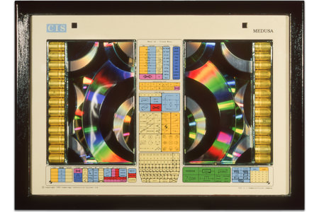 Œuvre nommée "Médusa" : sculpture murale cybertrash du sculpteur Rémy Tassou. Vue principale.
