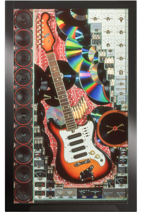 Œuvre nommée "Guitare" : sculpture murale cybertrash du sculpteur Rémy Tassou. Vue principale.