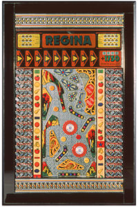 Œuvre nommée "Régina" : sculpture murale cybertrash du sculpteur Rémy Tassou. Vue principale.