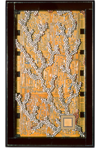 Œuvre nommée "Pal" : sculpture murale cybertrash du sculpteur Rémy Tassou. Vue principale.