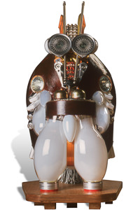 Œuvre nommée "Miss Chaterton" : sculpture cybertrash (totem) du sculpteur Rémy Tassou. Vue principale.