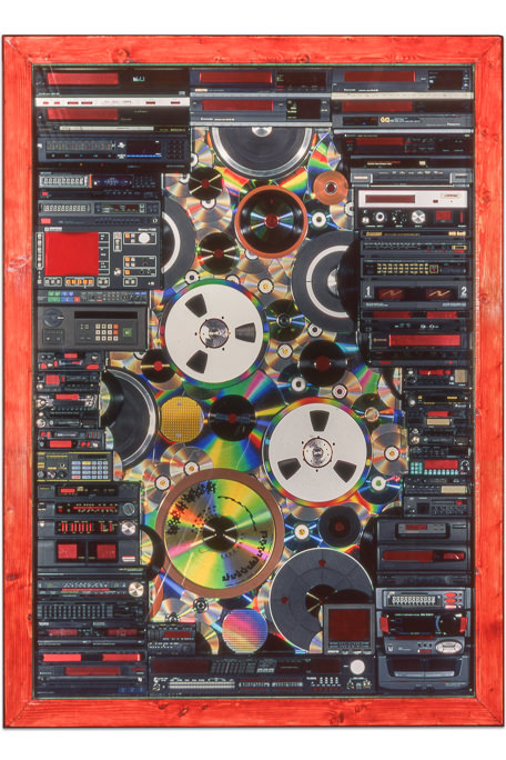 Œuvre nommée "Mégawatt" : sculpture cybertrash (totem) du sculpteur Rémy Tassou. Vue principale.