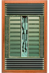 Œuvre nommée "Clear" : sculpture murale cybertrash du sculpteur Rémy Tassou. Vue principale.