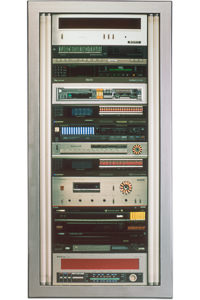 Œuvre nommée "Tuning" : sculpture murale cybertrash du sculpteur Rémy Tassou. Vue principale.