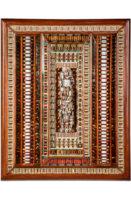 Œuvre nommée "Master" : sculpture murale cybertrash du sculpteur Rémy Tassou. Vue principale.