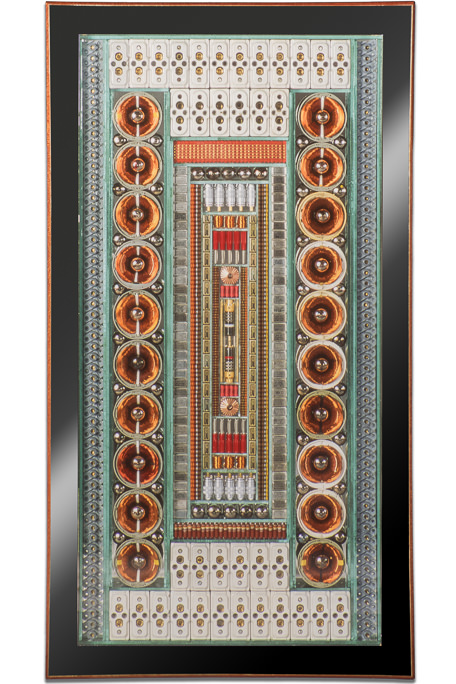 Œuvre nommée "Mégabit" : sculpture murale cybertrash du sculpteur Rémy Tassou. Vue principale.