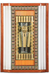 Œuvre nommée "Record" : sculpture murale cybertrash du sculpteur Rémy Tassou. Vue principale.