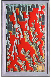 Œuvre nommée "Qubit" : sculpture murale cybertrash du sculpteur Rémy Tassou. Vue principale.