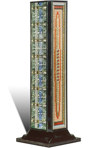 Œuvre nommée "Médium" : sculpture cybertrash (totem) du sculpteur Rémy Tassou. Vue principale.