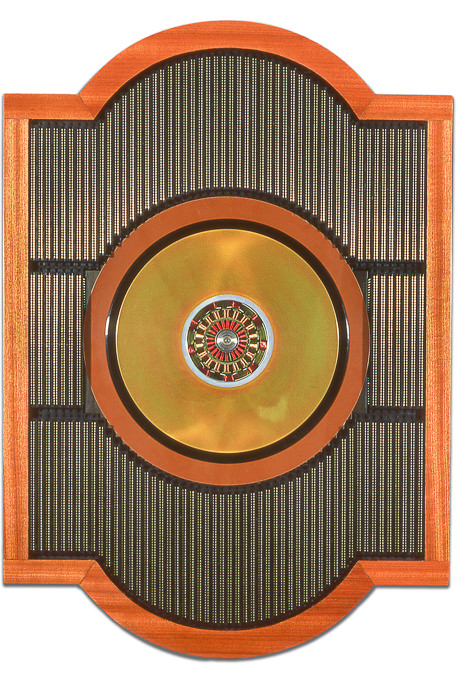 Œuvre nommée "Arpanet" : sculpture murale cybertrash du sculpteur Rémy Tassou. Vue principale.