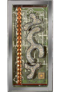 Œuvre nommée "Biopuce" : sculpture murale cybertrash du sculpteur Rémy Tassou. Vue principale.