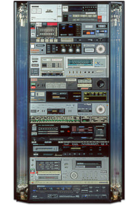 Œuvre nommée "Multimédia" : sculpture murale cybertrash du sculpteur Rémy Tassou. Vue principale.