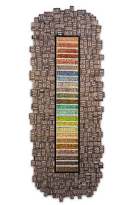 Œuvre nommée "Display" : sculpture murale cybertrash du sculpteur Rémy Tassou. Vue principale.