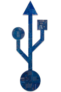 Œuvre nommée "Plug and Play" : sculpture murale cybertrash du sculpteur Rémy Tassou. Vue principale.