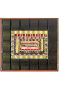 Œuvre nommée "Compact": sculpture murale cybertrash du sculpteur Rémy Tassou. Vue principale.