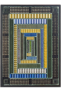 Œuvre nommée "Proxy": sculpture murale cybertrash du sculpteur Rémy Tassou. Vue principale.