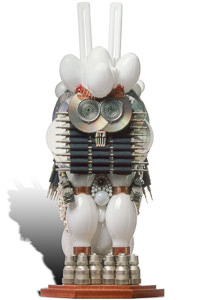 Œuvre nommée "Ampoule" : sculpture cybertrash (totem) du sculpteur Rémy Tassou. Vue principale.