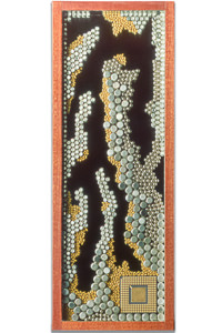 Œuvre nommée "Neuroprocesseur": sculpture murale cybertrash du sculpteur Rémy Tassou. Vue principale.