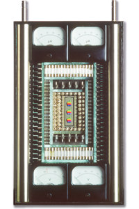 Œuvre nommée "Turing": sculpture murale cybertrash du sculpteur Rémy Tassou. Vue principale.