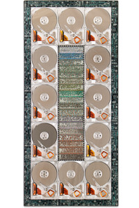 Œuvre nommée "Widget": sculpture murale cybertrash de Rémy Tassou. Vue principale.