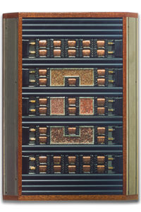 Œuvre nommée "Data": sculpture murale cybertrash du sculpteur Rémy Tassou. Vue principale.