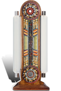 Œuvre nommée "Token" : sculpture cybertrash (totem) du sculpteur Rémy Tassou. Vue principale.