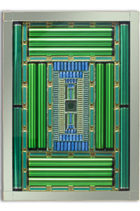 Œuvre nommée "Ethernet": sculpture murale cybertrash du sculpteur Rémy Tassou. Vue principale.