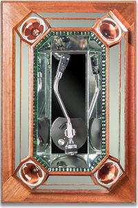 Œuvre nommée "Vinyle": sculpture murale cybertrash du sculpteur Rémy Tassou. Vue principale.