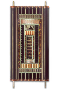 Œuvre nommée "Pôles": sculpture murale cybertrash du sculpteur Rémy Tassou. Vue principale.