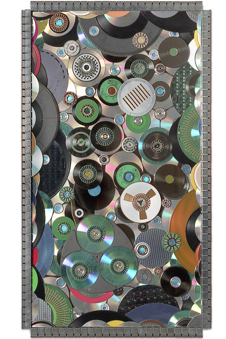 Œuvre nommée "Prestige" : sculpture murale cybertrash de Rémy Tassou. Vue principale.