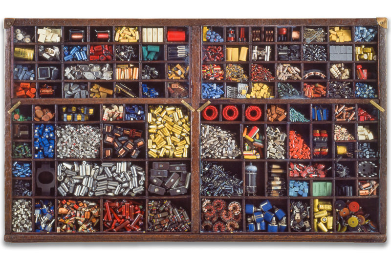 Œuvre nommée "Cybertrash" : sculpture murale cybertrash du sculpteur Rémy Tassou. Vue principale.