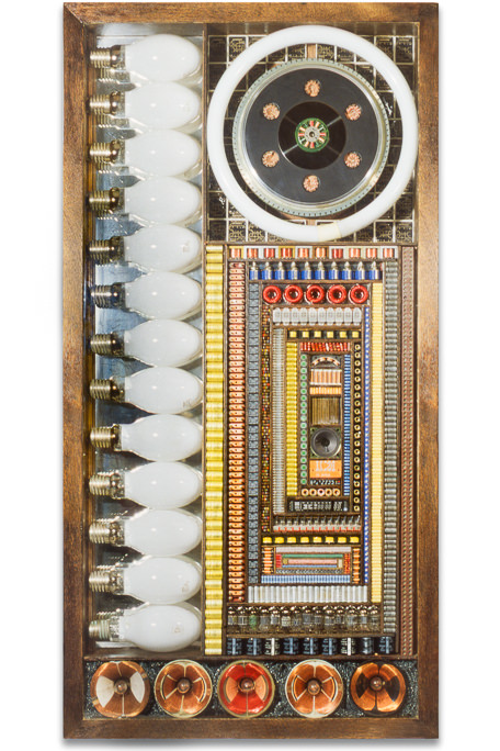 Œuvre nommée "Neonron": sculpture murale cybertrash du sculpteur Rémy Tassou. Vue principale.