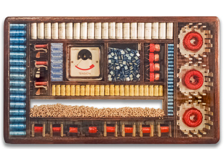 Œuvre nommée "Tension": sculpture murale cybertrash du sculpteur Rémy Tassou. Vue principale.