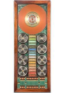 Œuvre nommée "Disque Dur": sculpture murale cybertrash du sculpteur Rémy Tassou. Vue principale.