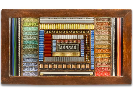 Œuvre nommée "Basic": sculpture murale cybertrash du sculpteur Rémy Tassou. Vue principale.