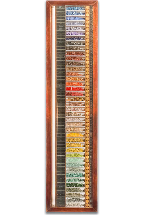 Œuvre nommée "Spectrum": sculpture murale cybertrash du sculpteur Rémy Tassou. Vue principale.