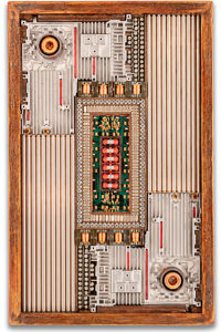 Œuvre nommée "Cooling System": sculpture murale cybertrash du sculpteur Rémy Tassou. Vue principale.