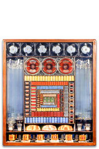 Œuvre nommée "Ventilo": sculpture murale cybertrash du sculpteur Rémy Tassou. Vue principale.