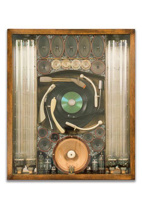 Œuvre nommée "Saphir": sculpture murale cybertrash du sculpteur Rémy Tassou. Vue principale.