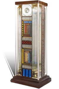 Œuvre nommée "Hifi" : sculpture cybertrash (totem) du sculpteur Rémy Tassou. Vue principale.
