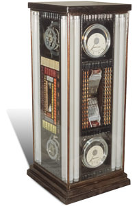 Œuvre nommée "DOS" : sculpture cybertrash (totem) du sculpteur Rémy Tassou. Vue principale.