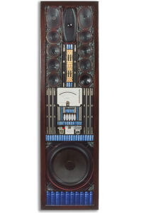 Œuvre nommée "Décibel": sculpture murale cybertrash du sculpteur Rémy Tassou. Vue principale.