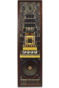 Œuvre nommée "Power": sculpture murale cybertrash du sculpteur Rémy Tassou. Vue principale.