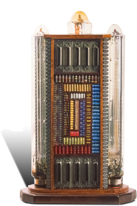 Œuvre nommée "Kobol" : sculpture cybertrash (totem) du sculpteur Rémy Tassou. Vue principale.